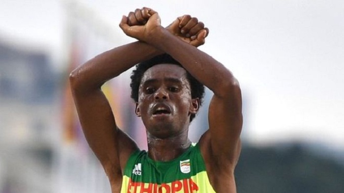 Feyisa Lilesa: Ethiopian protest runner lands in the US